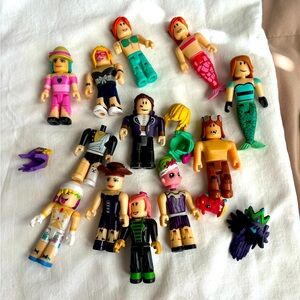 ROBLOX‎ mixable set. Miscellaneous lot all pieces included.